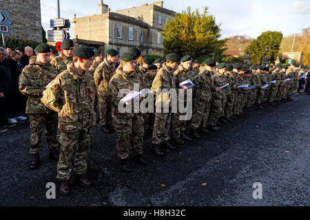 Warminster, Wiltshire, UK. 13. November 2016.  Viele Menschen säumten die Straßen von Warminster in Wiltshire die Erinnerung Sonntag Parade zusehen, wie es seinen Weg durch die Stadt Bahnhofstraße beginnend und endend am Cenotaph in Portway gemacht. Bildnachweis: Andrew Harker/Alamy Live-Nachrichten Stockfoto