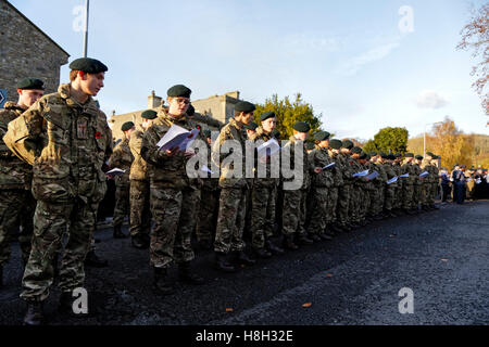 Warminster, Wiltshire, UK. 13. November 2016.  Viele Menschen säumten die Straßen von Warminster in Wiltshire die Erinnerung Sonntag Parade zusehen, wie es seinen Weg durch die Stadt Bahnhofstraße beginnend und endend am Cenotaph in Portway gemacht. Bildnachweis: Andrew Harker/Alamy Live-Nachrichten Stockfoto