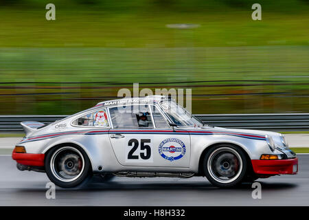 Emil Klingelfuss fahren (25) Porsche 911 RSR auf dem richtigen Weg während der Asien Classic Car Challenge in Sepang Circuit am 12. November 2016 in Kuala Lumpur, Malaysia. Stockfoto