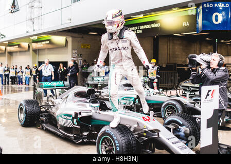 SÃO PAULO, SP - 13.11.2016: GRANDE PRÊMIO DO BRASIL DE F'RMULA 1 2016 - Lewis Hamilton feiert Sieg während der großen PrÃªmio von Brasilien FÃ³rmula 1 2016 im AutÃ³dromo Interlagos am Sonntag statt. (Foto: Victor Eleutério/Fotoarena) Stockfoto