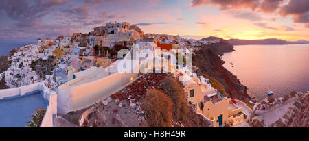 Blick auf Dorf Oia auf Santorin in Griechenland. Stockfoto