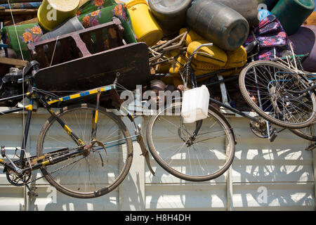 Intern Vertriebene vor der Post-Wahl-Gewalt in Nakuru in Richtung Kisumu Kenia fliehen. Stockfoto