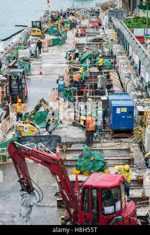 Bauarbeiter Renovierung der Tsim Sha Tsui Wasserfront in Hongkong im Jahr 2016 Stockfoto