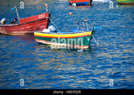 Angelboote/Fischerboote in Camara de Lobos auf der Insel Madeira Stockfoto