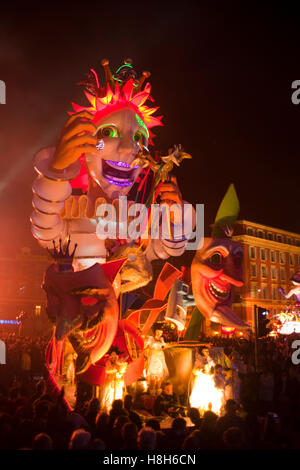 Frankreich, Cote d ' Azur, Nizza, Karneval, Festumzug am Abend Mit Riesigen Beweglichen Figuren Stockfoto