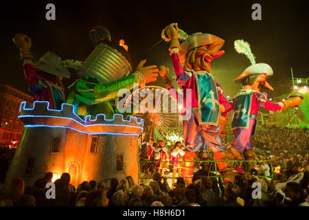Frankreich, Cote d ' Azur, Nizza, Karneval, Festumzug am Abend Mit Riesigen Beweglichen Figuren Stockfoto