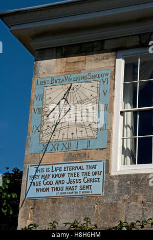 Salisbury Sonnenuhr an Wand aus Malmesbury House, Kathedrale nahe Wiltshire, England, Stockfoto