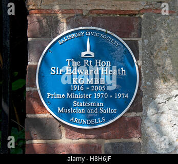 Salisbury, blaue Plakette, Seite Arundells-Haus-Museum, Haus der ehemaligen Premierminister Sir Edward Heath, Cathedral Close, Wiltsh Stockfoto