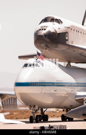 Space Shuttle "Endeavour" mit Astronauten winken uns Flagge Stockfoto