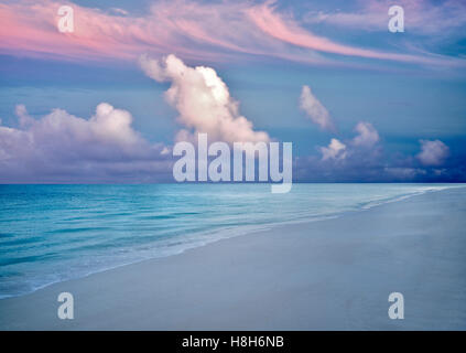 Sunrise und Strand in Turks- und Caicosinseln. Providencieales Stockfoto