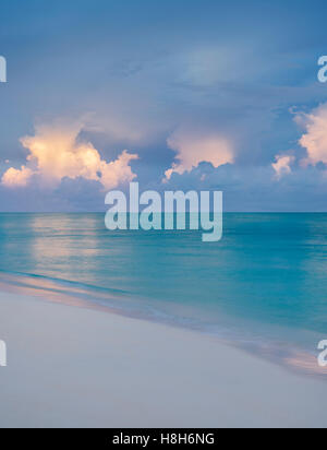 Sunrise und Strand in Turks- und Caicosinseln. Providencieales Stockfoto