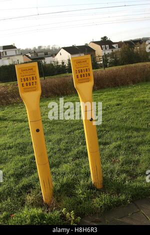 Hochdruck Gas Linie Warnung post Marker auf Parallelweg in den Markt Stadt von Valkenburg Südholland Limburg Niederlande NL 2016 Stockfoto