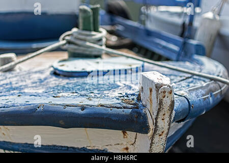 Alt blau bemalte hölzerne Angelboot/Fischerboot mit Seilen gefesselt Stockfoto