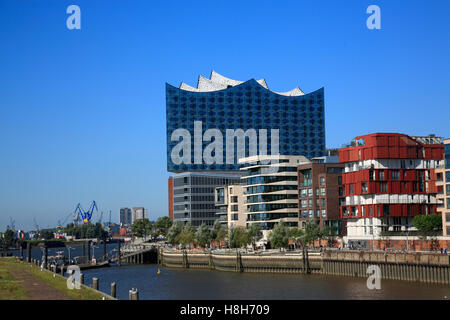 Elbphilharmonie Concert Hall und Häuser am Dalmannkai (Grasbrookhafen), Hafencity, Hamburg, Deutschland, Europa Stockfoto