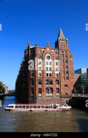 Touristischen Kreuzfahrtschiff in der alten Speicherstadt Speicherstadt, Hamburg, Deutschland, Europa Stockfoto