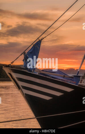 Versenden Sie Bogen der Fischerei in Colindres Hafen bei Sonnenuntergang, Kantabrien, Spanien, Europa, Stockfoto