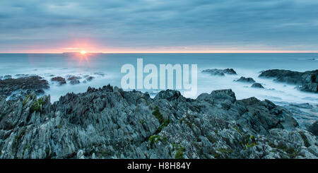 Sonnenuntergang über Lundy Island von Woolacombe, Devon, Vereinigtes Königreich Stockfoto