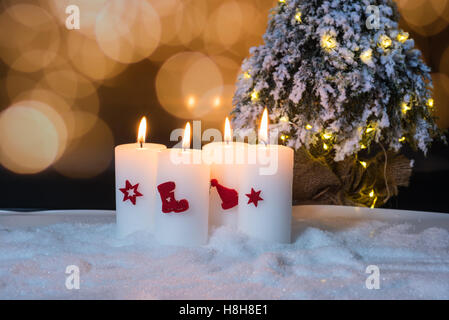 Vierten Advent - vier Kerzen mit Weihnachtsbaum Stockfoto