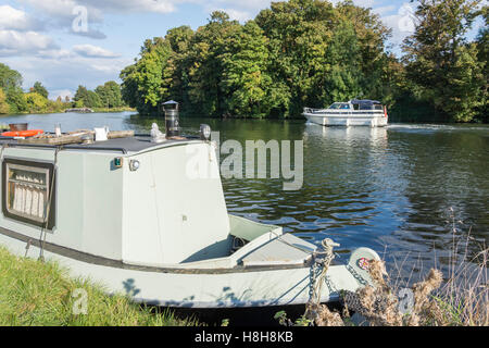 Schiffe auf der Themse bei Boveney, Buckinghamshire, England, Vereinigtes Königreich Stockfoto