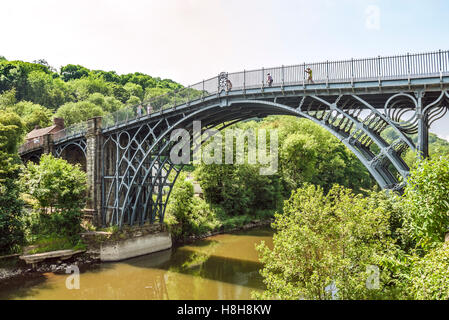 Die Eisen-Brücke überquert den Fluss Severn in Ironbridge Gorge, durch das Dorf Ironbridge, Shropshire, England. Stockfoto