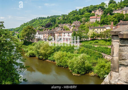 Dorf Ironbridge bei der berühmten Brücke, die den Fluss Severn in Ironbridge Gorge in Shropshire, England überquert Stockfoto