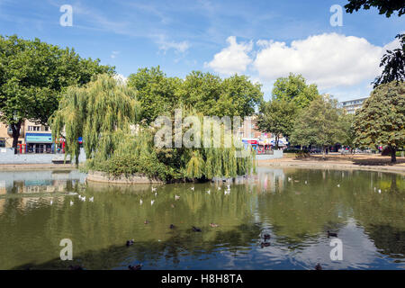 Teich am Grün, High Street, Feltham, London Borough of Hounslow, Greater London, England, United Kingdom Stockfoto