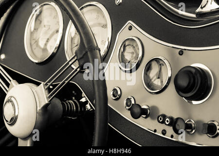 Klassische Oldtimer Autoarmaturenbrett Stockfoto