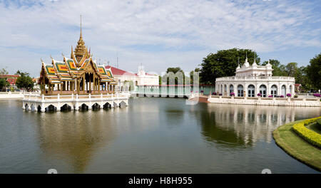 Blick auf die Phra Thinang Aisawan Thiphya-Art (links) und das Devaraj-Kunlai-Tor (rechts) auf dem Gelände der Bang Pa-in Palast, Thail Stockfoto