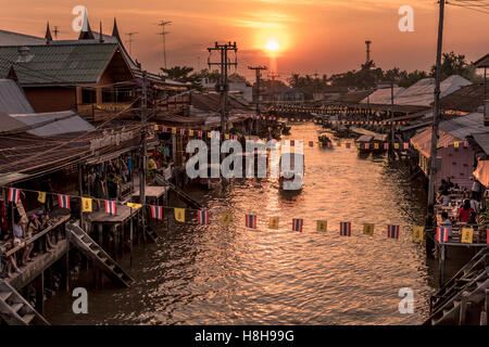 AMPHAWA, THAILAND-Dezember 30: Gemeinschaft Siedlung entlang Amphawa Kanal, 110 km von Bangkok, berühmten schwimmenden Markt und cul Stockfoto