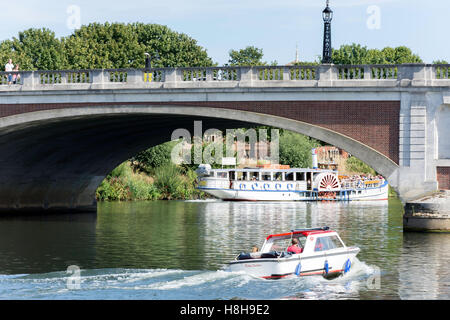 Hampton Court Bridge über die Themse, East Molesey, Surrey, England, Vereinigtes Königreich Stockfoto