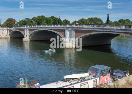 Mieten Sie Boot von Hampton Court Bridge, Themse, East Molesey, Surrey, England, Vereinigtes Königreich Stockfoto