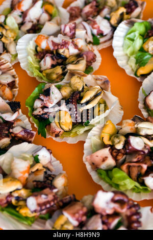 Gemischte Meeresfrüchte-Salat, Muscheln, Tintenfisch und Garnelen Stockfoto