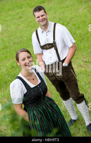 Junges Paar in Tracht auf einer Wiese Stockfoto
