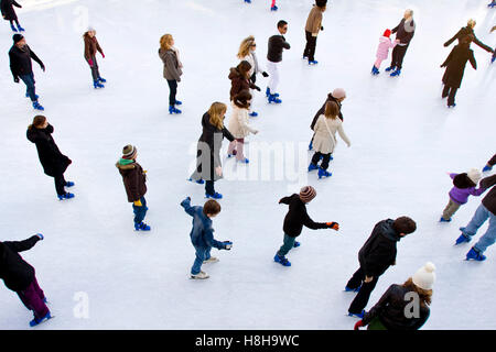 Menschen Eislaufen im Freien auf dem Eislaufplatz, Winterszene Stockfoto