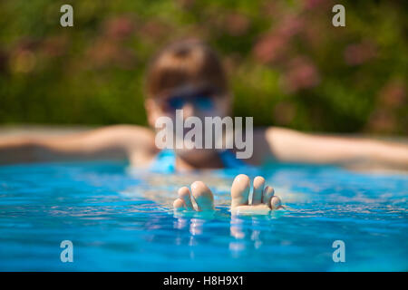 Frau, die in einem Pool entspannen Stockfoto