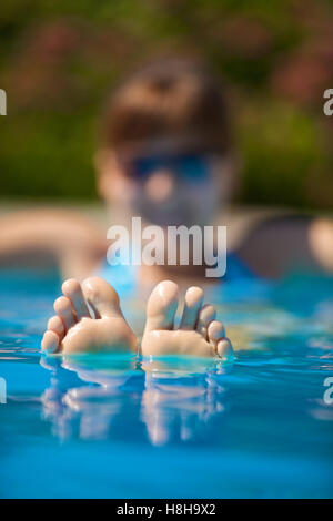 Frau, die in einem Pool entspannen Stockfoto