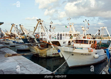 Fischkutter in den Hafen von Manfredonia, Gargano, Foggia, Apulien, Puglia, südlich von Italien, Europa Stockfoto