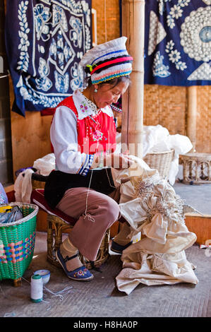 Chinesische Frau in traditioneller Kleidung, Nähen, Dali, Yunnan, China, Asien Stockfoto