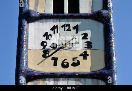 Detail der Uhr im St. Barbara-Kirche, Kirche der Heiligen Barbara, renoviert von Friedensreich Hundertwasser, in Baernbach Stockfoto