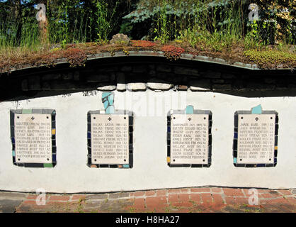 Gedenktafeln der toten Soldaten der Wehrmacht am St. Barbara-Kirche, Kirche der Heiligen Barbara, renoviert von Friedensreich Stockfoto