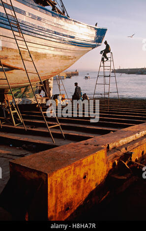 Trawler in der Werft von Essaouira Hafen, Marokko, Nordafrika Stockfoto