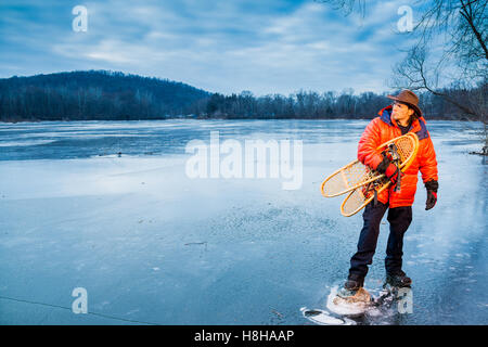 Naturbursche tragen Orange Parka in Wintererlebnis Stockfoto