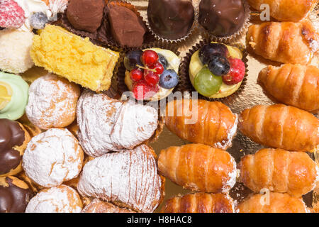 Typische italienische Gebäck gefüllt, Nahaufnahme, von oben. Stockfoto