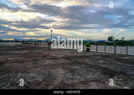 Kuching Stadt am Wasser bei Sonnenuntergang. Die Menschen gehen auf der Straße. Sarawak. Borneo. Malaysien Stockfoto