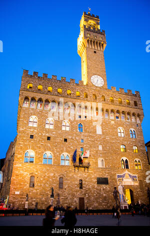 Der Vorderseite des Palazzo Vecchio in Florenz Italien am Abend Stockfoto