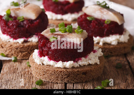 Leckere Sandwiches mit Hering, rote Beete und Frischkäse auf eine Tabelle Nahaufnahme. horizontale Stockfoto