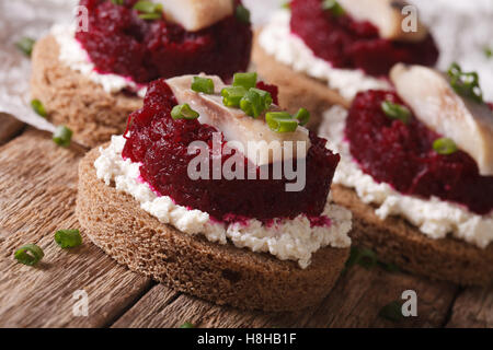 Schnell Sandwiches mit Hering, rote Beete und Frischkäse auf eine Tabelle Nahaufnahme. horizontale Stockfoto