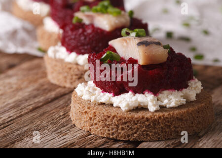 Sandwiches mit salzigen Hering, rote Beete und Hüttenkäse auf der Tabelle Nahaufnahme. horizontale Stockfoto