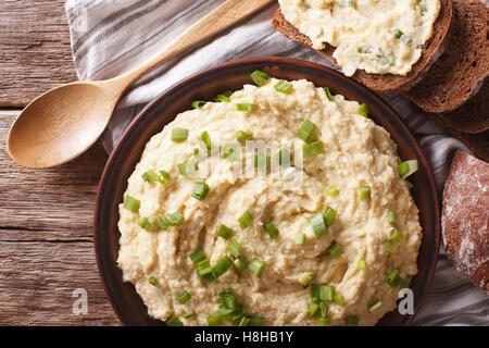 Jüdische Küche: Pate des Herings - Forshmak-close-up auf einem Teller. horizontale Ansicht von oben Stockfoto
