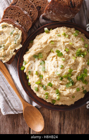 Jüdische Küche: Pate des Herings - Forshmak-close-up auf einem Teller. Vertikale Ansicht von oben Stockfoto